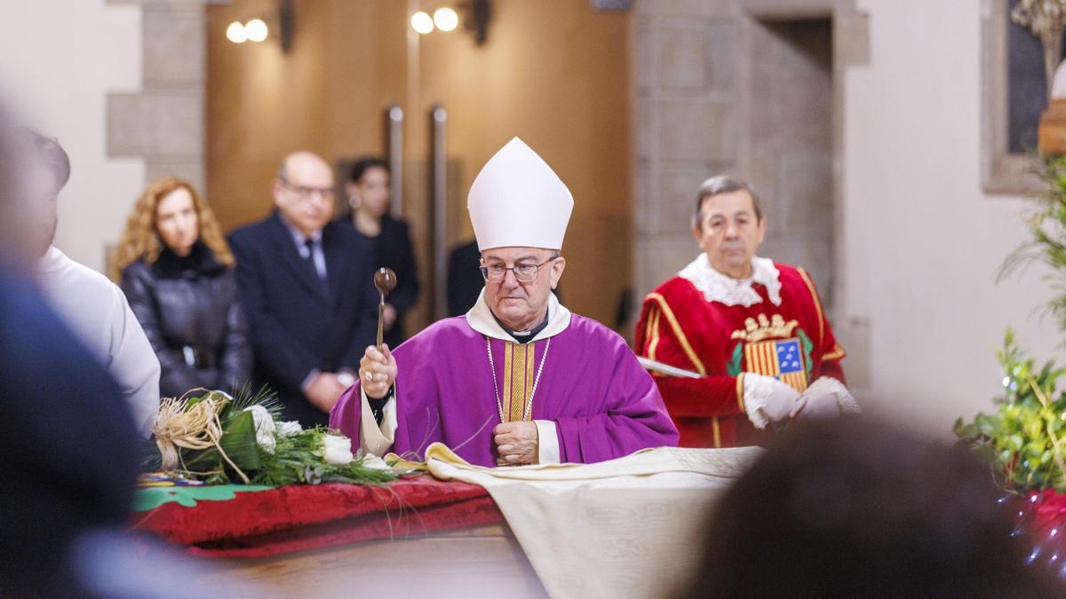 El Bisbe de Solsona escampa l'aigua beneïda sobre el fèretre de mossèn climent Forner