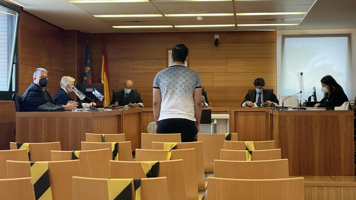 El procesado ayer en la sala de juicios durante la sesión celebrada en la Ciudad de la Justicia de Castelló.