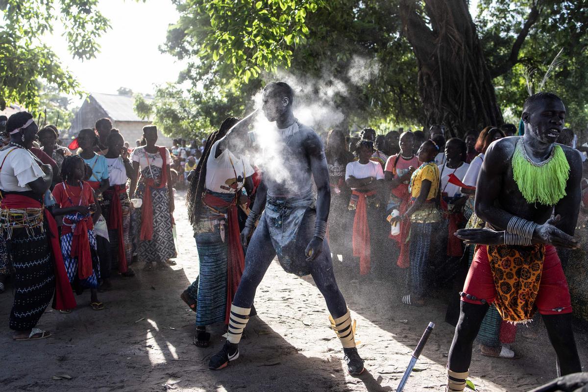 Jóvenes, vestidos con sus trajes tradicionales, asisten a una ceremonia que marca el final del proceso de iniciación anual para hombres jóvenes en Kabrousse, Senegal.