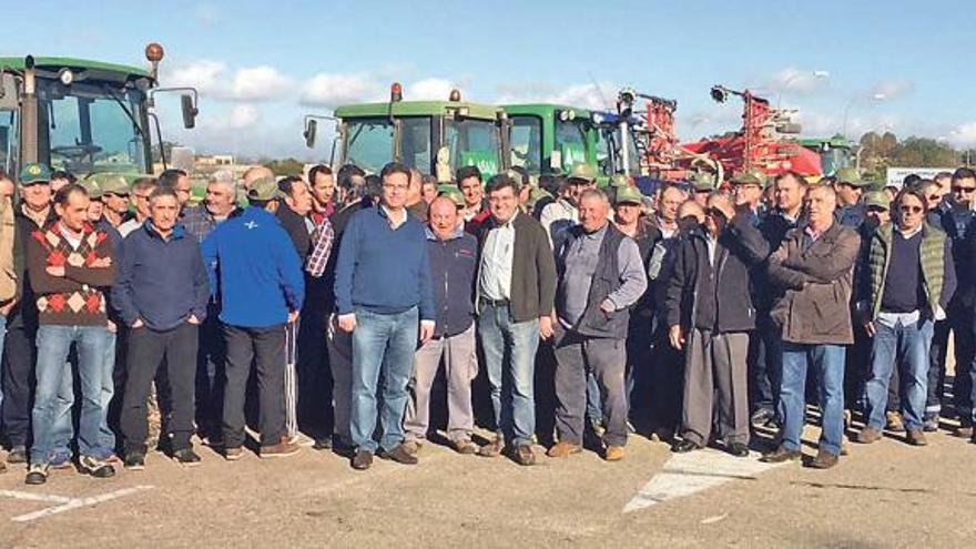 Las imágenes de la tractorada de protesta de ayer en Ariany y de la reunión de asaja con unos 150 payeses.