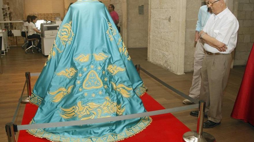 Los devotos de la Virgen acuden a contemplar el nuevo manto.