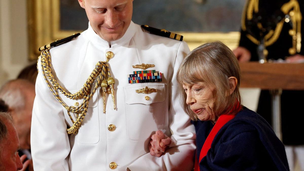 Writer Joan Didion is escorted to her seat after U.S. President Barack Obama awarded her the 2012 National Humanities Medal during a ceremony at the White House in Washington July 10, 2013. REUTERS/Kevin Lamarque/File Photo