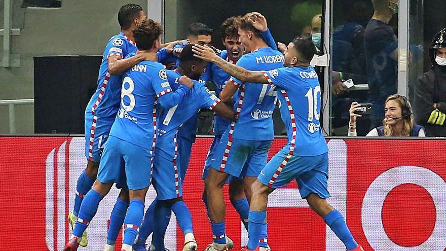 Los jugadores del Atlético celebran el segundo gol. |  // MATTEO BAZZI