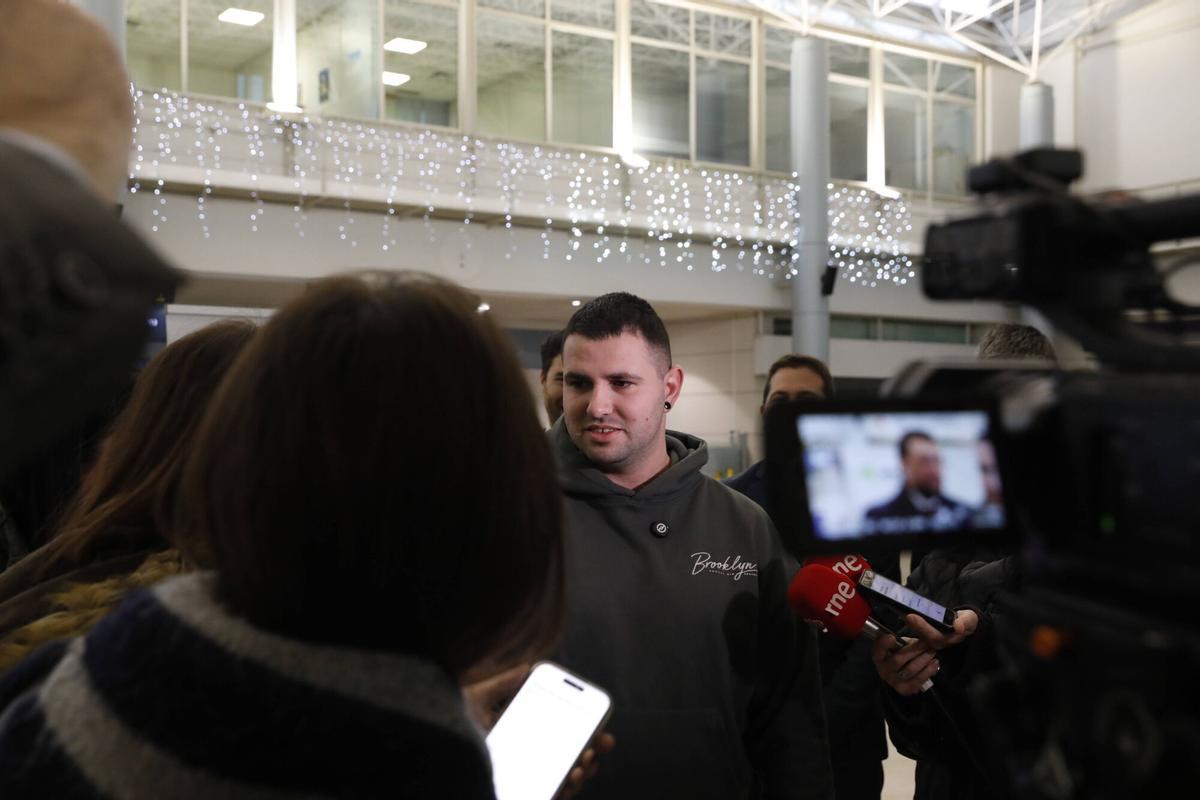 Así fue el recibimiento del pasajero dos millones en el aeropuerto de Asturias.