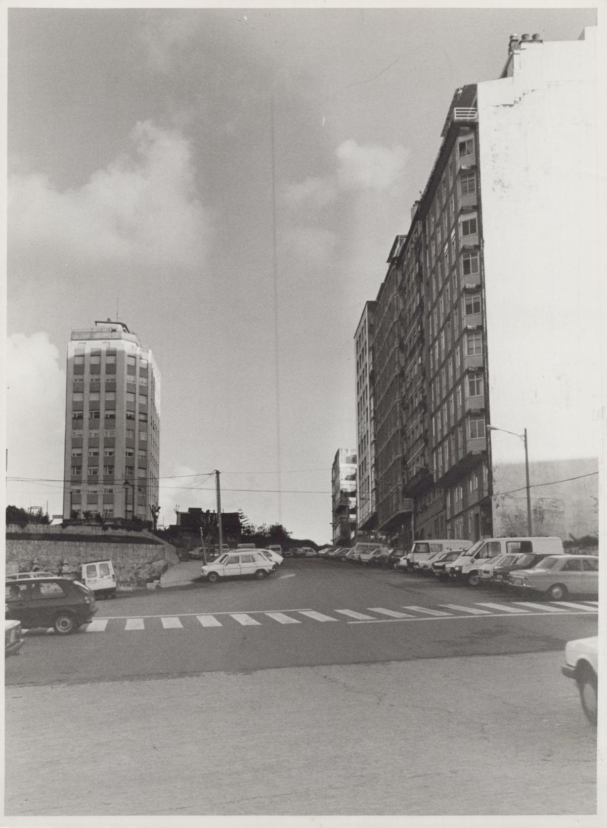 Vista de la calle Jenaro de la Fuente desde el cruce con Aragón, en febrero de 1988. Vista de la calle Jenaro de la Fuente desde el cruce con Aragón, en febrero de 1988.