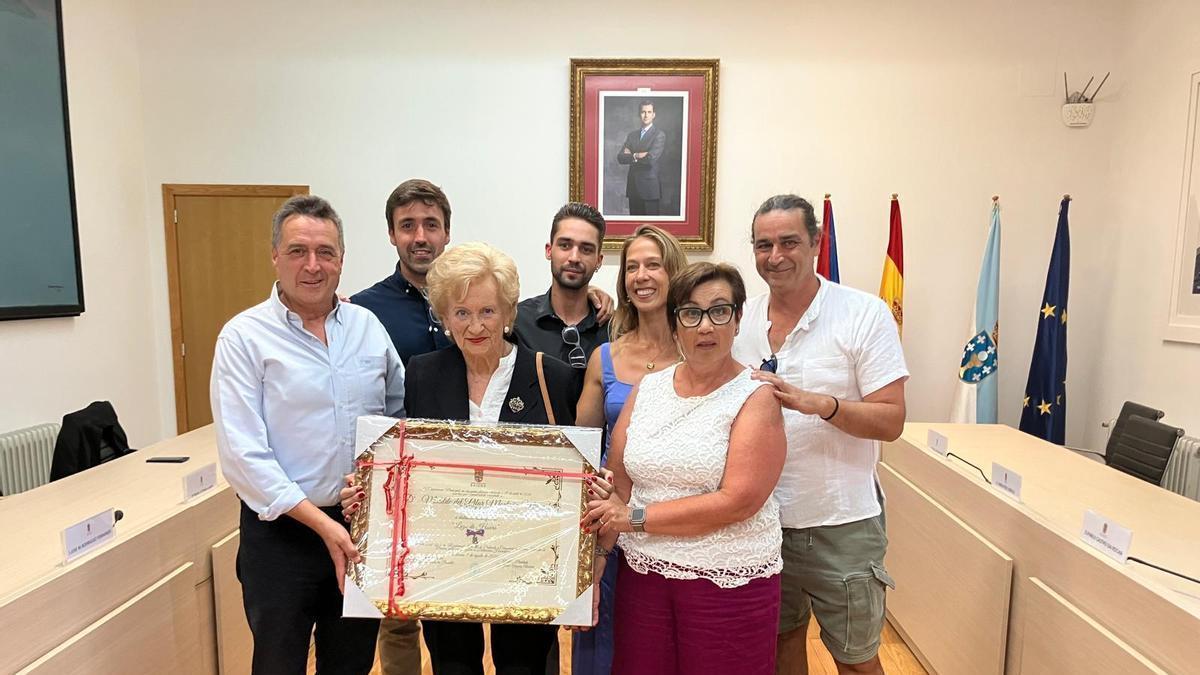 Tilducha, en el centro, con su familia tras recibir el Lazo de Honor de Baiona.