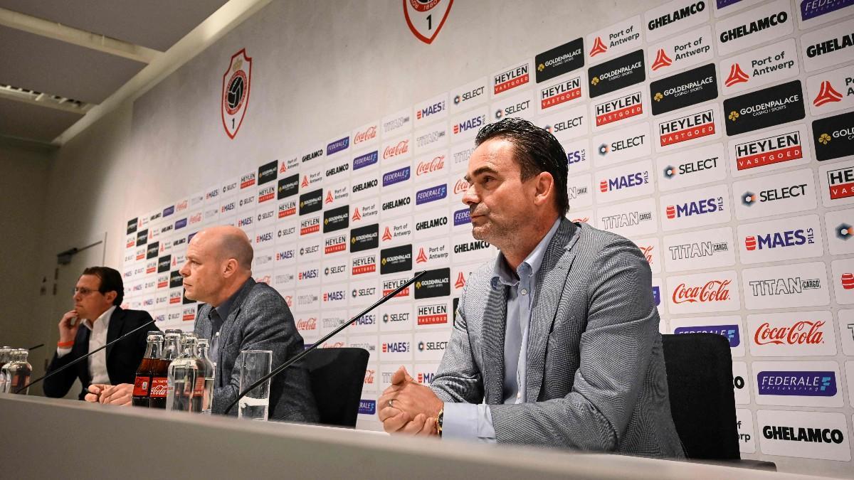 Marc Overmars, en una rueda de prensa con el Amberes