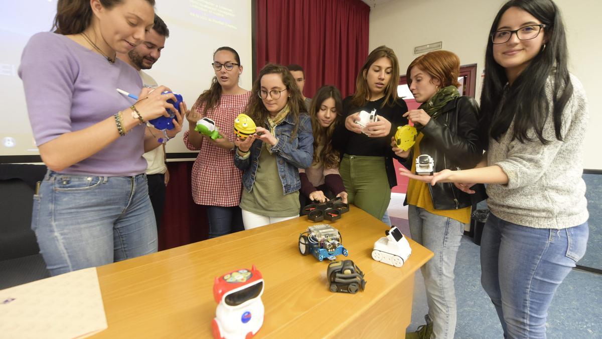 Imágenes de archivo de una jornada de robótica en la Universitat Jaume I.