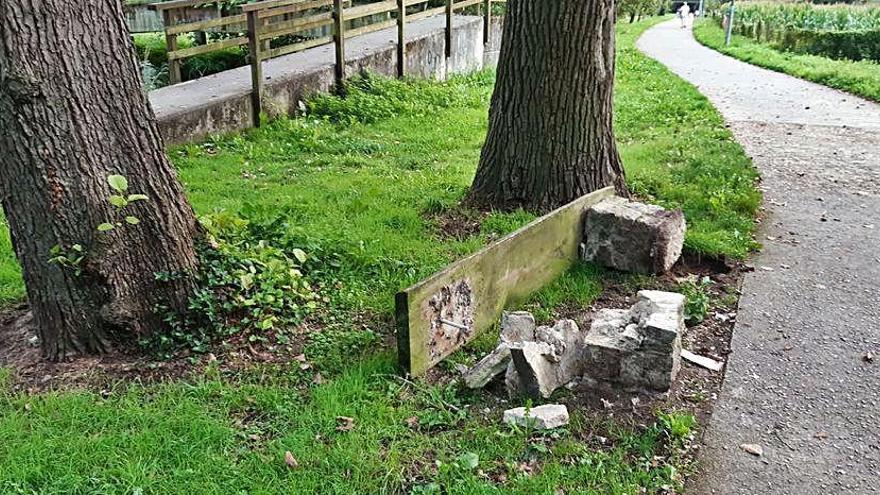 Vandalismo en el paseo fluvial de Llanes