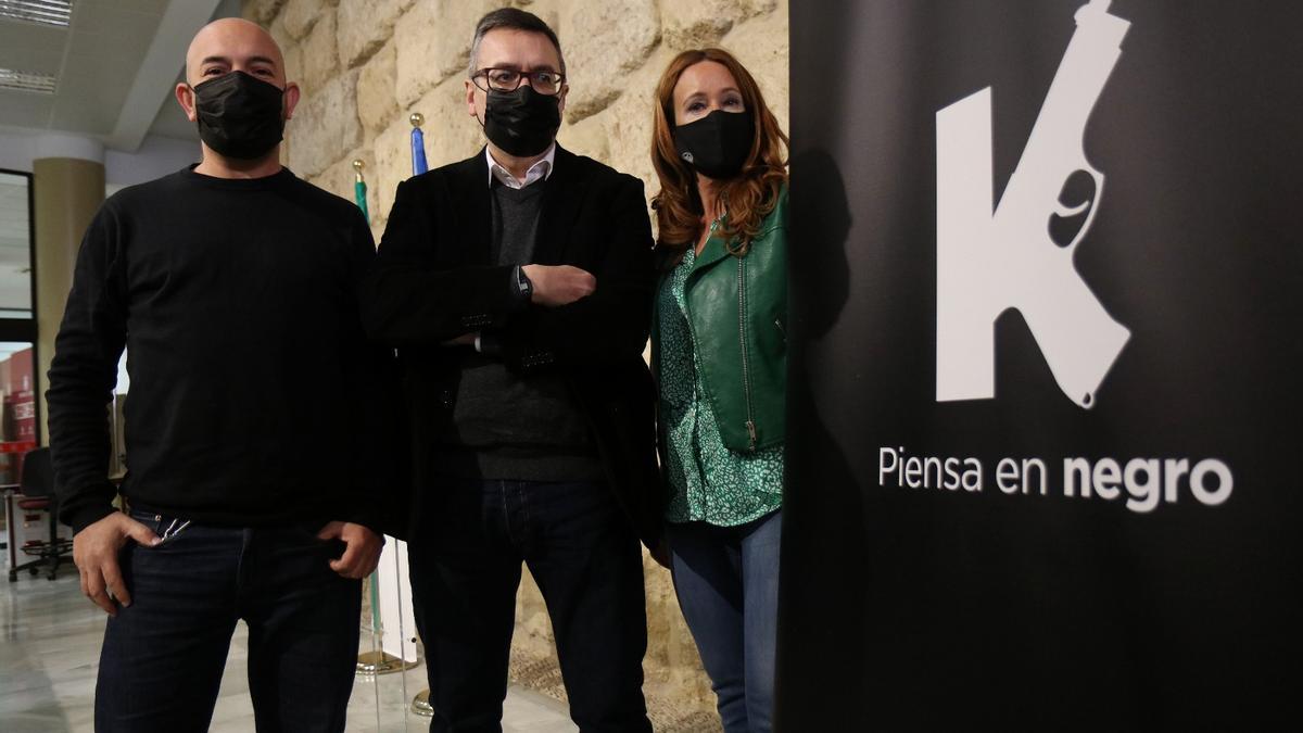 Pablo Téllez, Salvador Gutiérrez y Marian Aguilar, ante el cartel del festival CordoBlack.