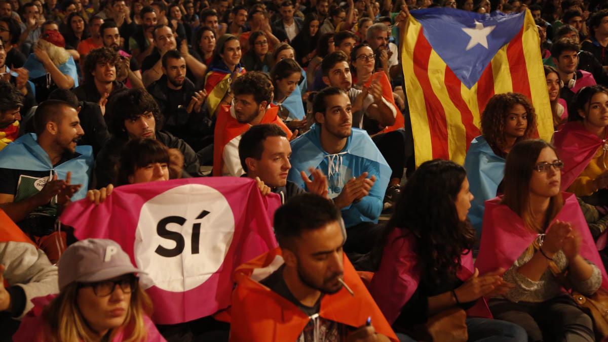 Ambiente en la plaza Catalunya después del referéndum de autodeterminación del 1-O.