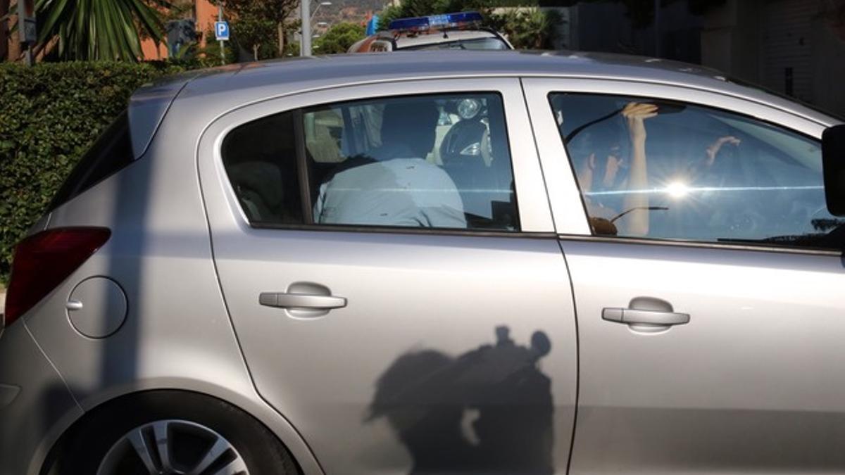 Jordi Sumarroca, de espaldas con camisa blanca, tras ser detenido en su domicilio de la caller Freixa de Barcelona, este jueves.