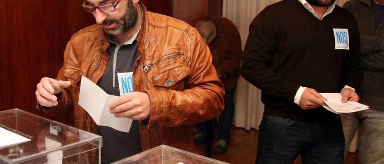 Vilariño y Cuiña votaron ayer en Lalín en las primarias de la lista Iniciativa Pola Unión. // Bernabé/Luismy