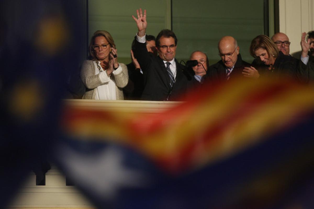 Artur Mas en la noche electoral, en el balcón de la sede de CiU del Hotel Majestic.