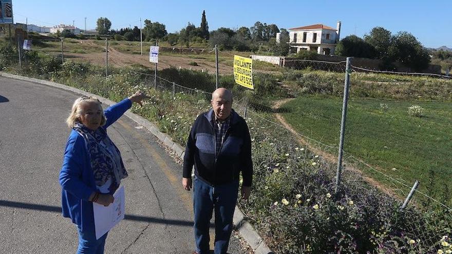 La presidenta Carmela Fernández y Salvador Aranda, en los terrenos en los que proponen la gran plaza de Andalucía en Campanillas.