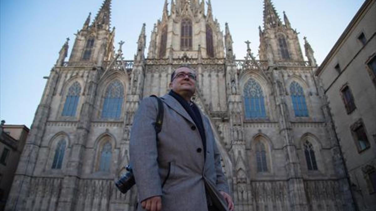 Salvador Trallero, delante de la catedral.