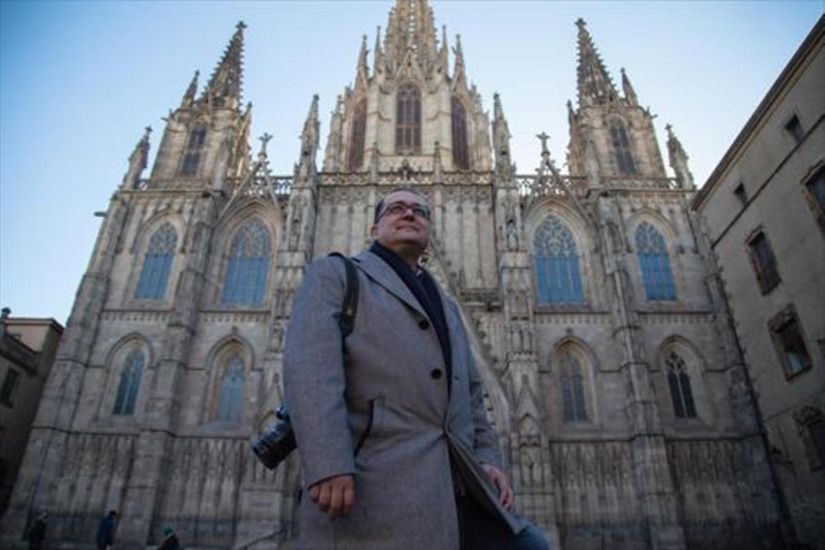 Salvador Trallero, delante de la catedral. Salvador Trallero, delante de la catedral.