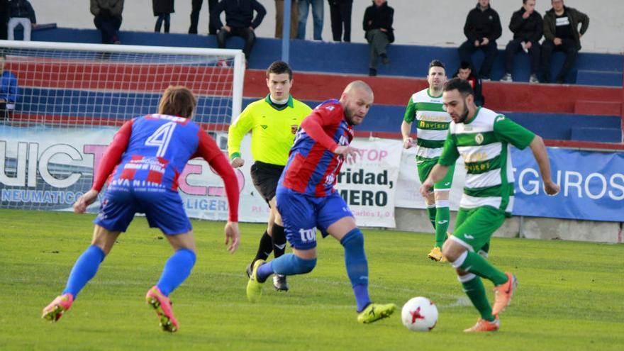 Álex Vaquero y un jugador de Los Garres pugnan por un balón.