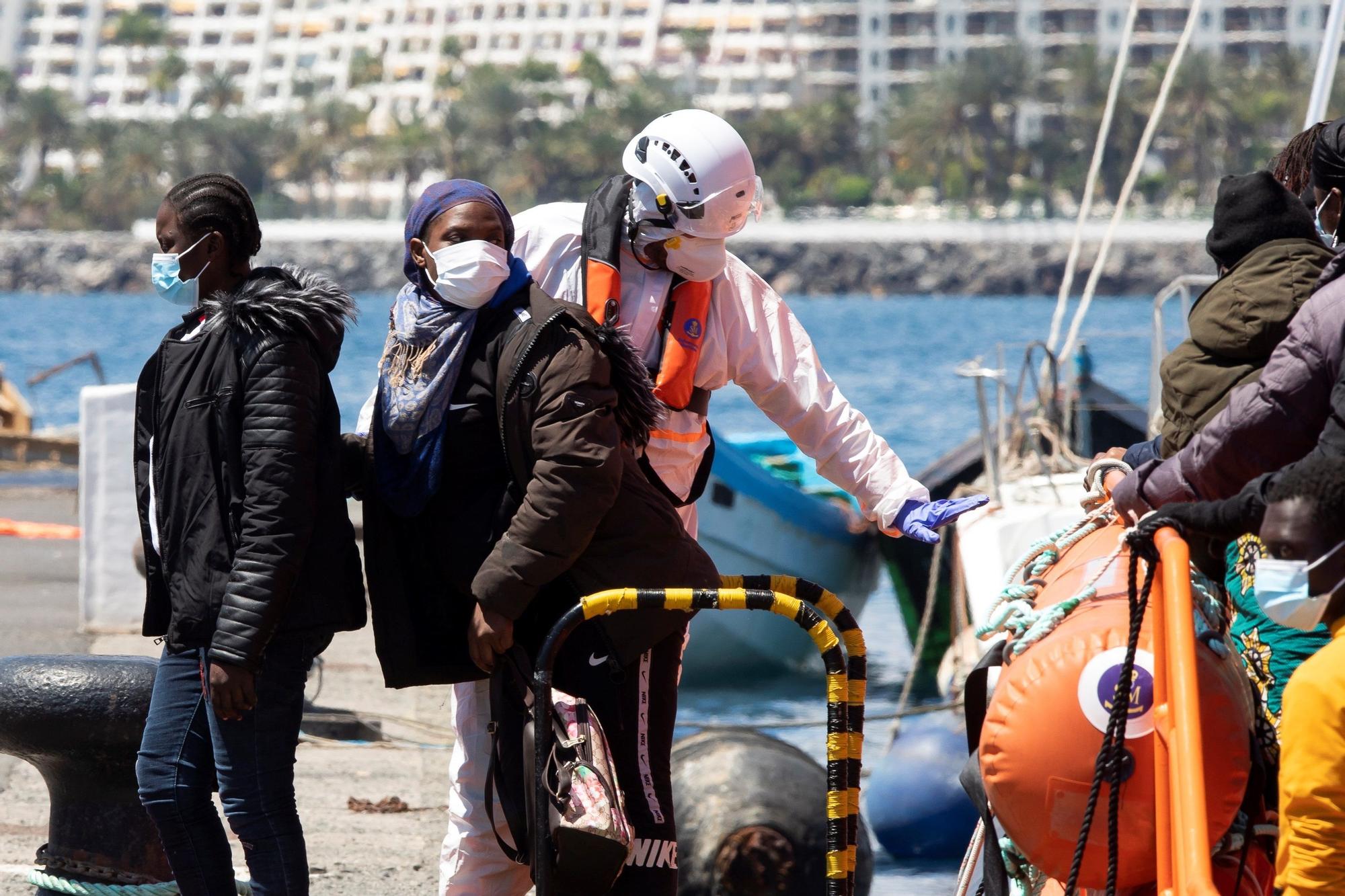 Trasladan a 40 migrantes al puerto de Arguineguín