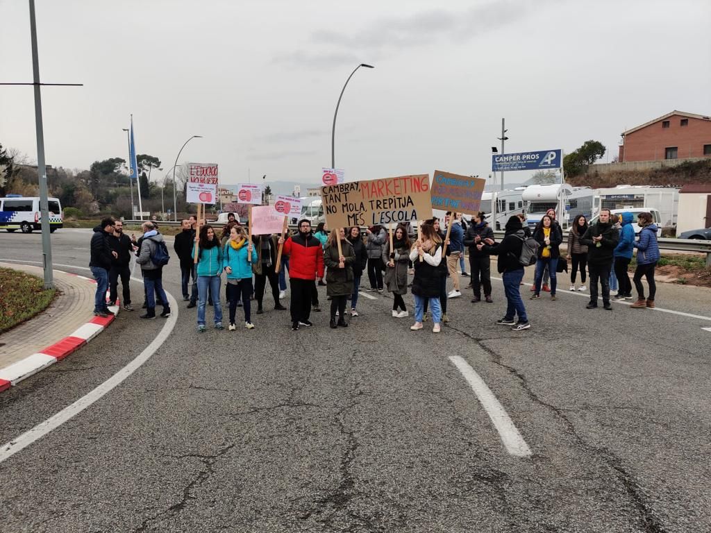 Talls de carretera a Manresa per la protesta de mestres i professors