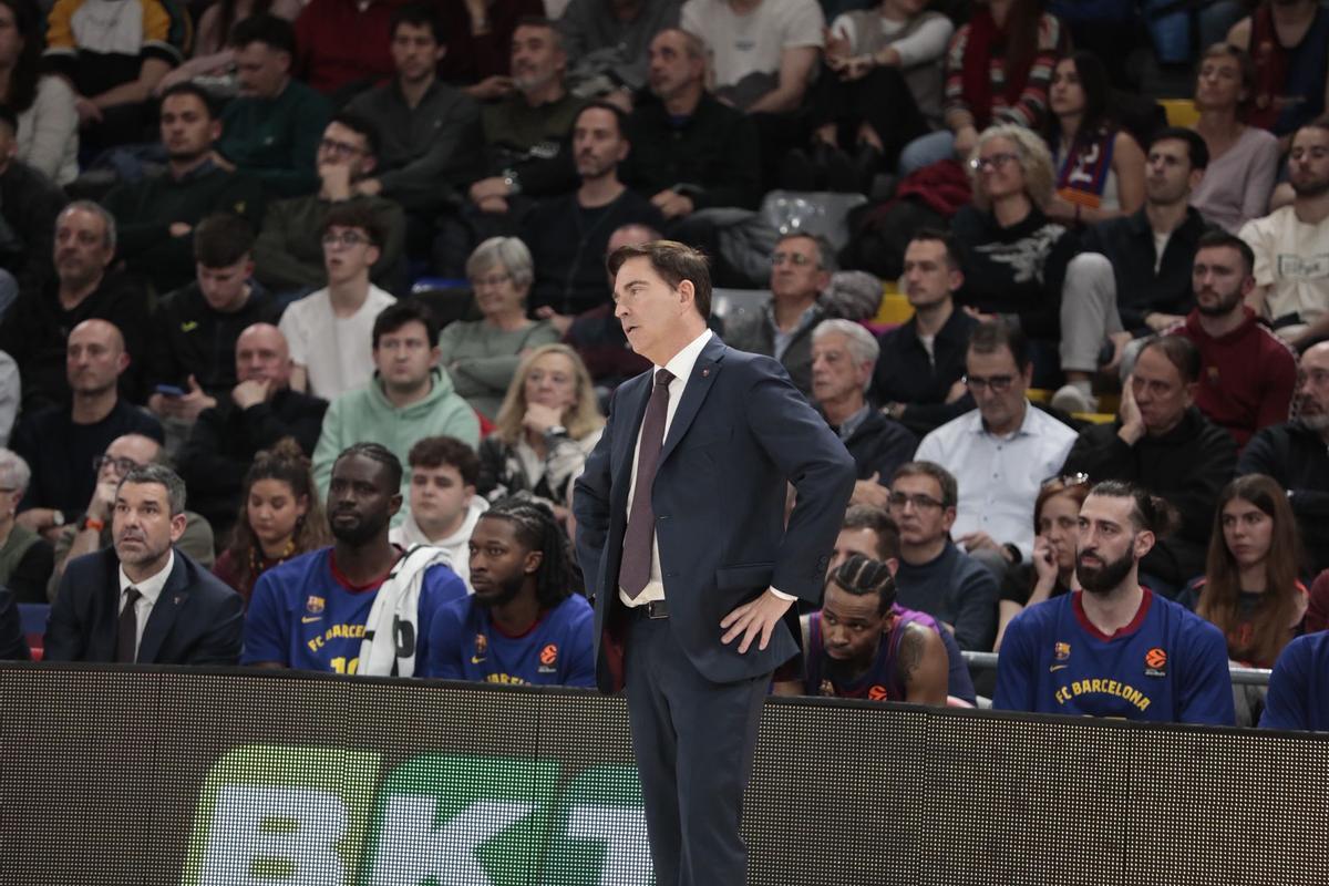 Xavi Pascual se lamenta de una acción durante el encuentro ante Dubai Basketball