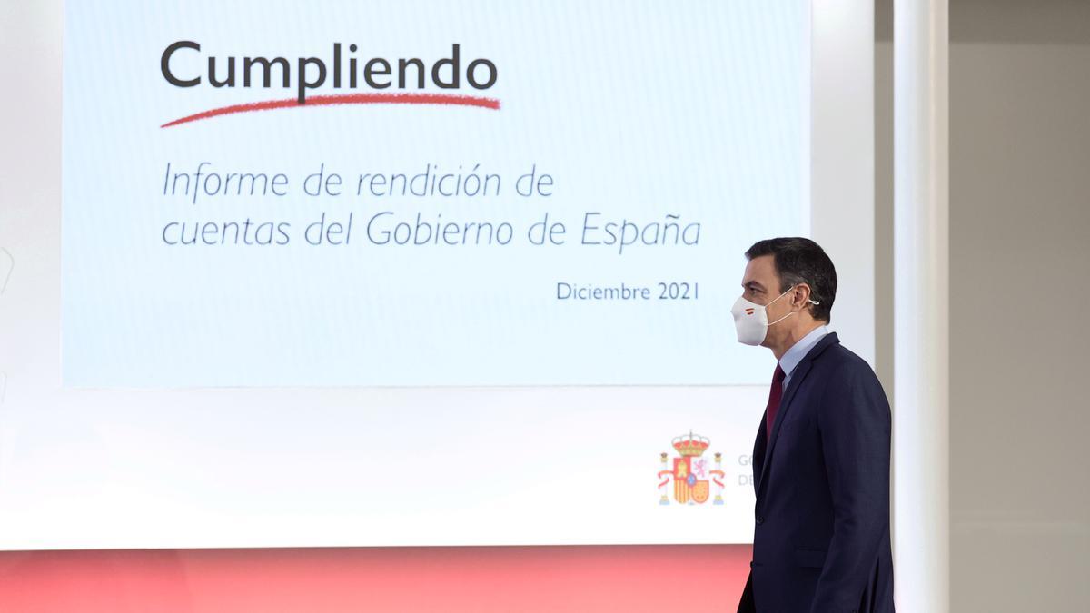 El presidente del Gobierno, Pedro Sánchez, a su llegada para presentar el informe de rendición de cuentas del Gobierno de España correspondiente a 2021, ‘Cumpliendo’, en La Moncloa, a 29 de diciembre de 2021, en Madrid, (España).