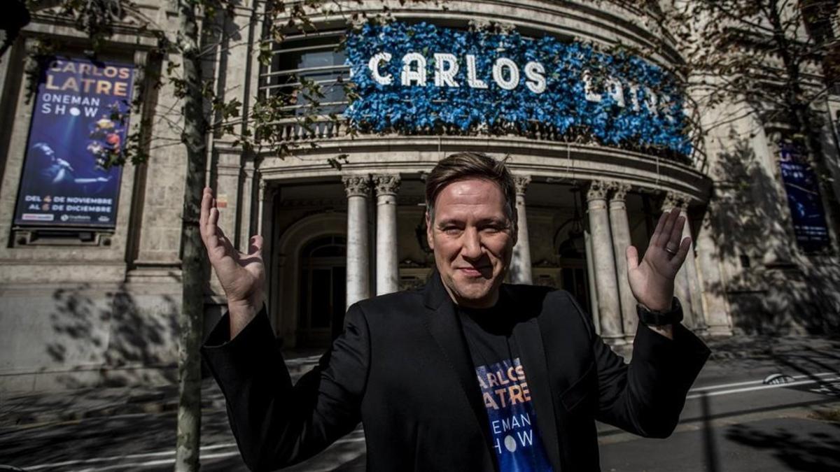 Carlos Latre, delante del Teatre Coliseum.