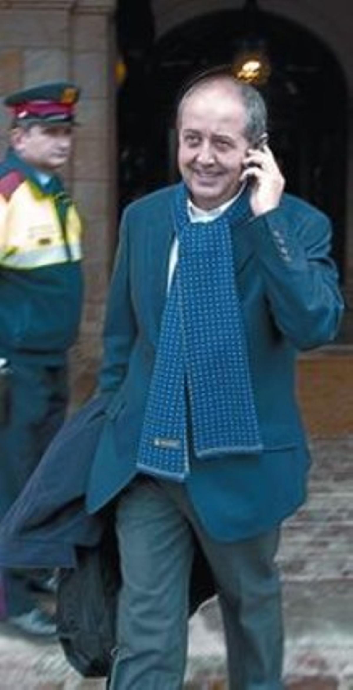 Felip Puig (CiU) sale del Parlament tras negociar con PSC y PPC, ayer.