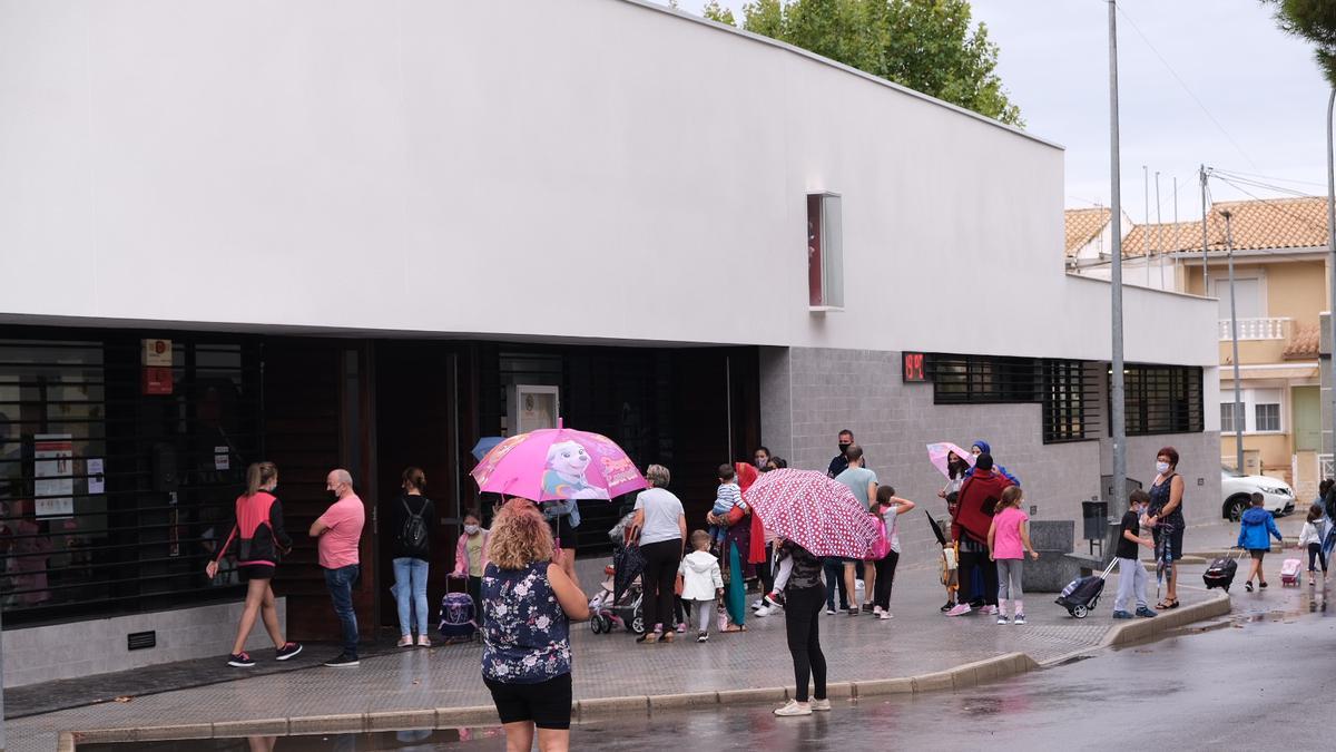 Padres esperan la salida de escolares del colegio en Pinoso, la localidad de la provincia con la mayor incidencia de coronavirus, aunque su situación ha mejorado mucho en los últimos días.