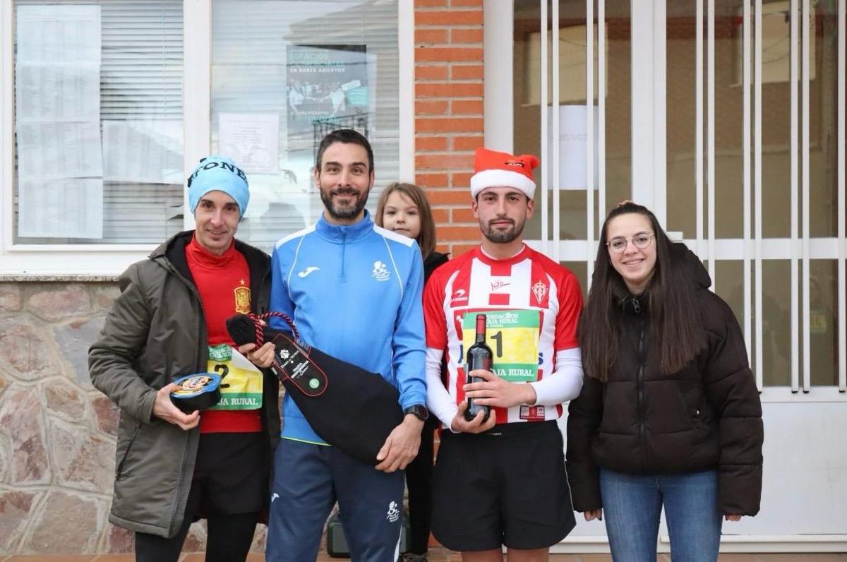 Los ganadores de la carrera tras recibir los premios gastronómicos de la alcaldesa de la localidad, Celia Domínguez.