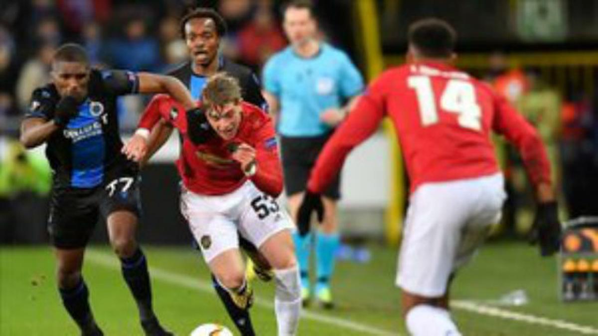 Manchester United y Brujas empatan a fallos
