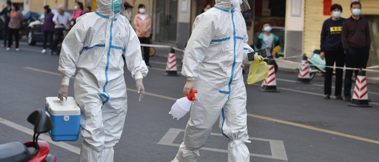 Archivo - Trabajadores sanitarios de China en la localidad de Fuyang durante la pandemia de coronavirus