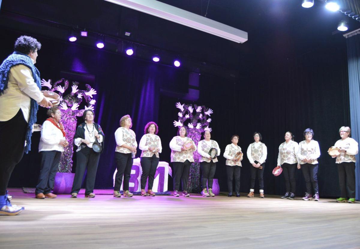 Actuación de una agrupación de pandereteiras en el acto en Sanxenxo. | FDV