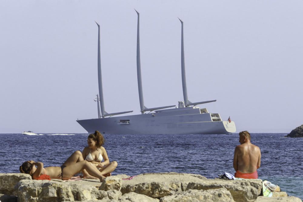 El yate, fondeado en ses Figueretes