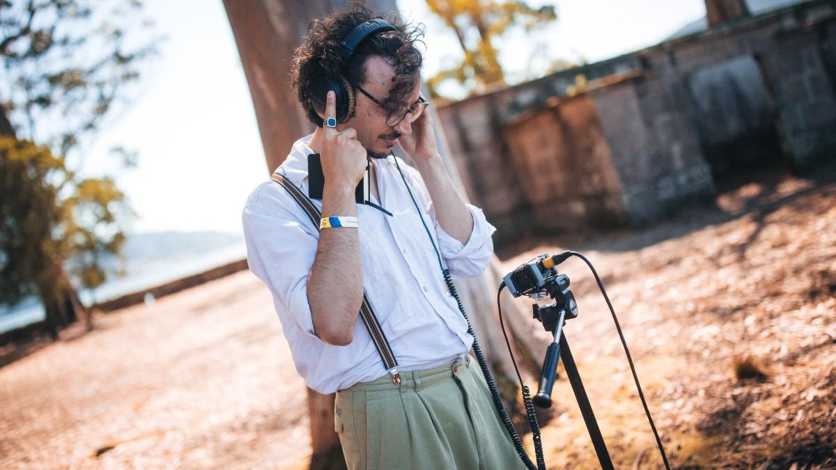 Mateo Mena durante «A radio natural de San Simón», una de dsus intervenciones en el festival Sinsal 2026.