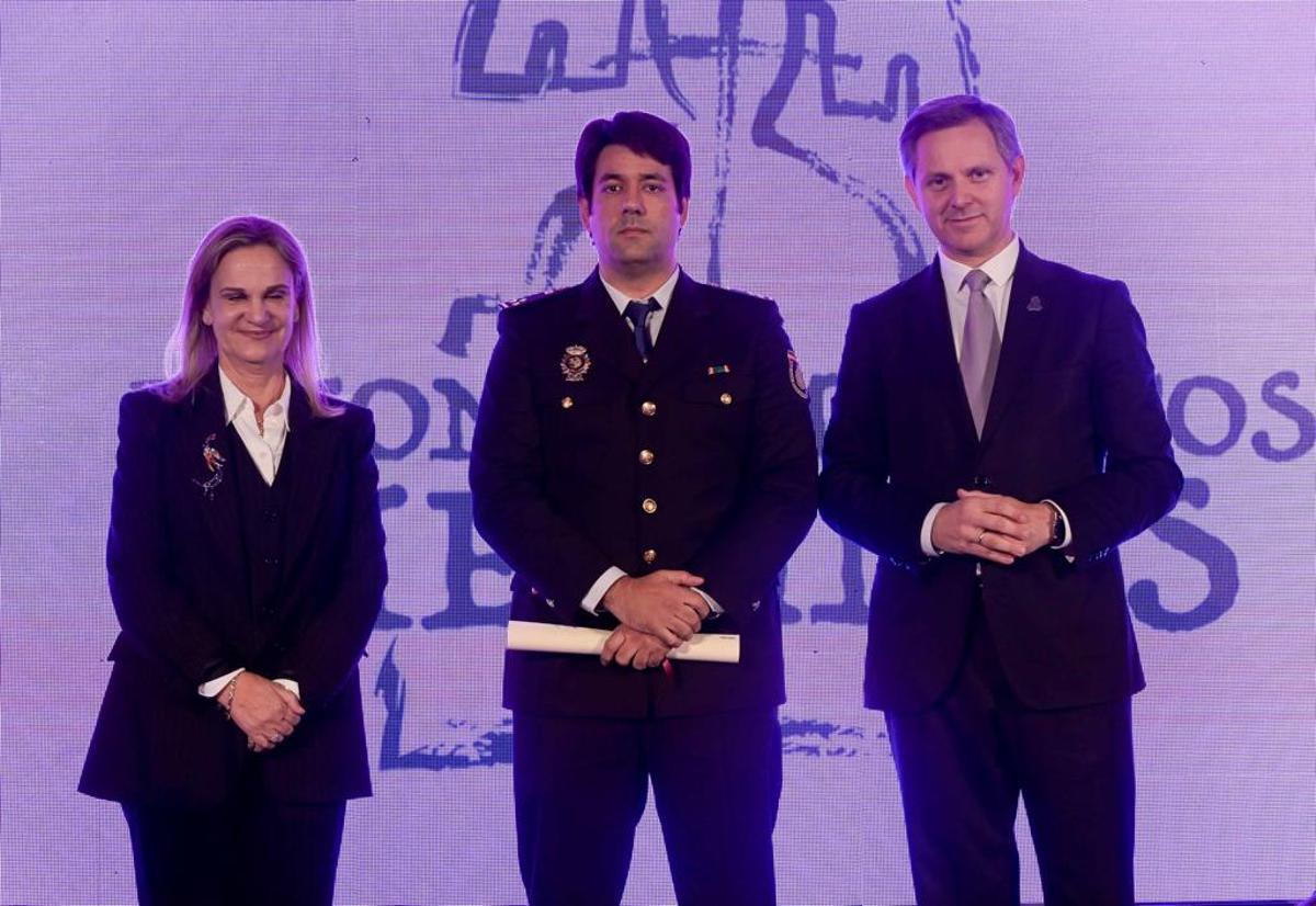 María Dolores Fernández Galiño, Valedora do Pobo, y el delegado del Gobierno, José Miñones, entregan la mención al inspector jefe de la Ucrif Francisco Rentero de la Cruz (centro).