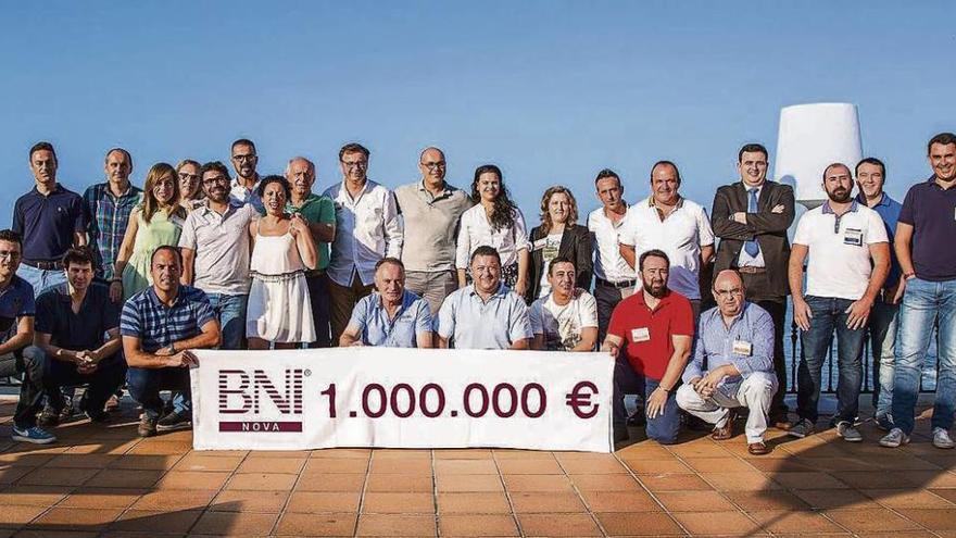 Integrantes de la red de &quot;networking&quot; miñorana BNI Nova celebran su primer millón en Oia.