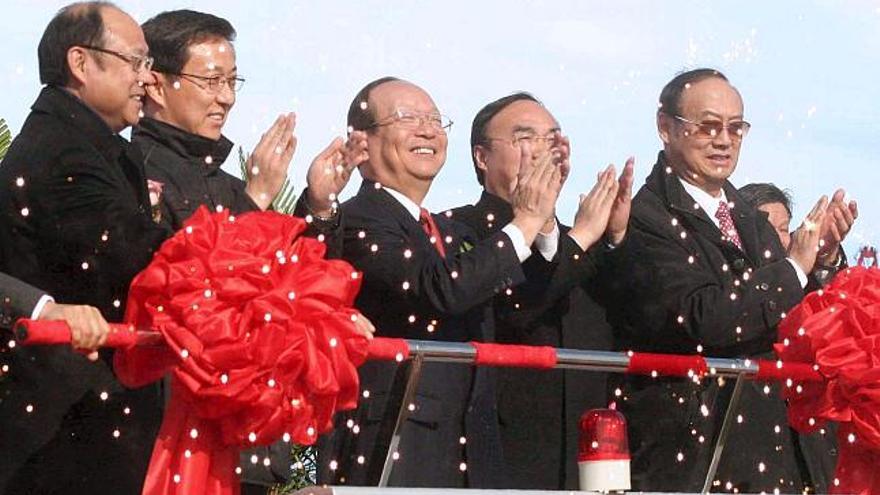 Zhen Lizhong, vicepresidente de la Asociación para las Relaciones a través del Estrecho de Formosa; Han Zheng, alcalde de Shanghai; John Chiang, y An Min, viceministro de Comercio de China (izda-dcha), durante la ceremonia del estreno de la ruta marítima directa inaugurada esta mañana entre China y Taiwán.