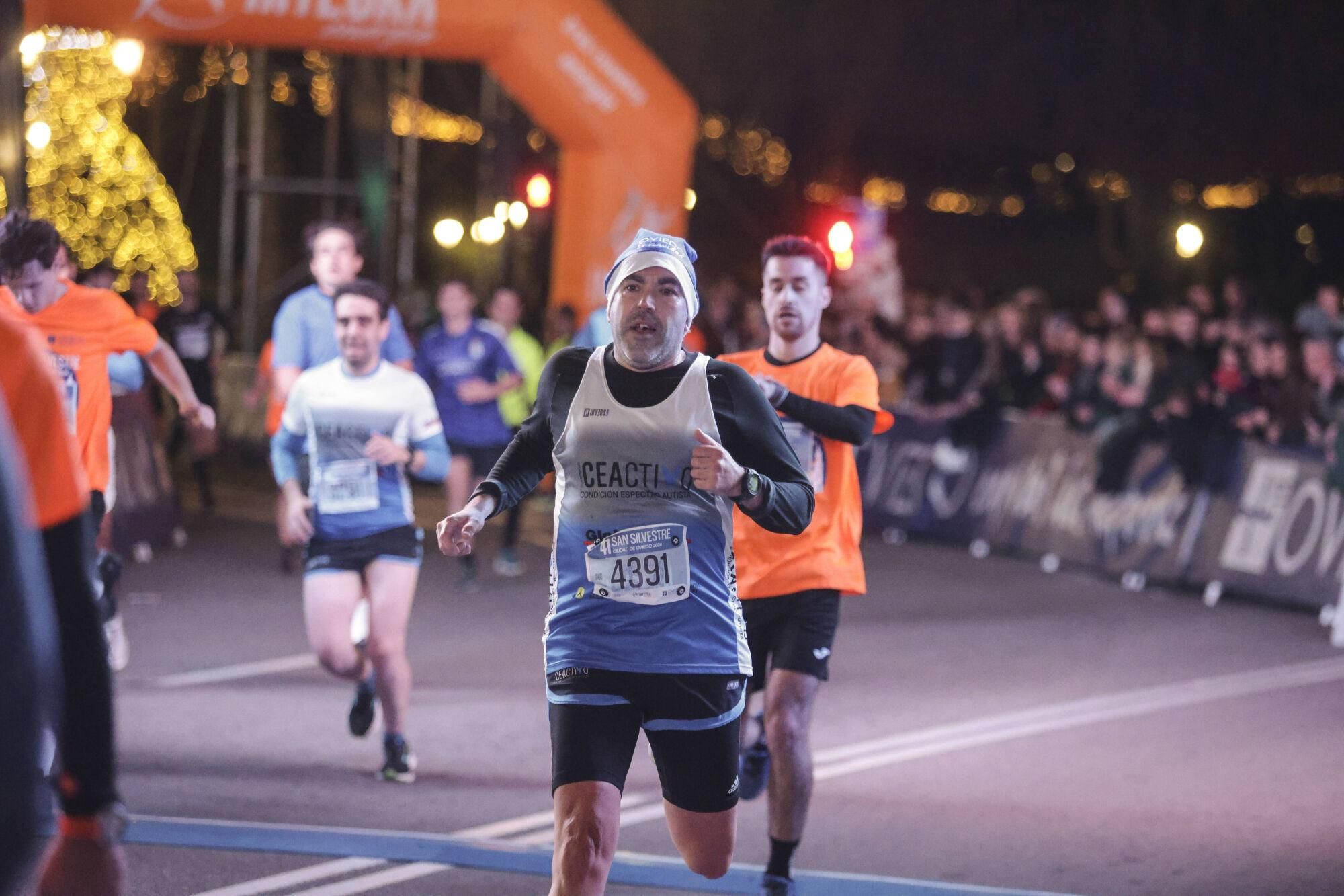 EN IMÁGENES: Alejandro Onís y Mariam Benkert saltan del segundo al primer puesto en la San Silvestre de Oviedo