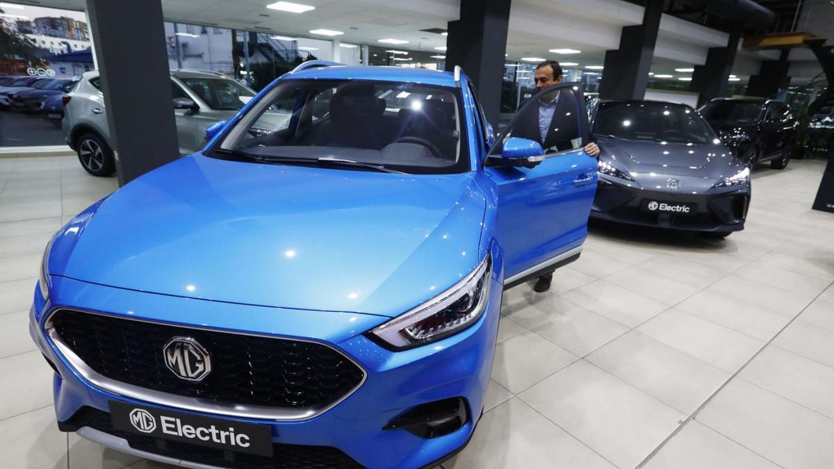Un cliente junto a un coche de la marca china MG en el concesionario zaragozano de Ebromotor.