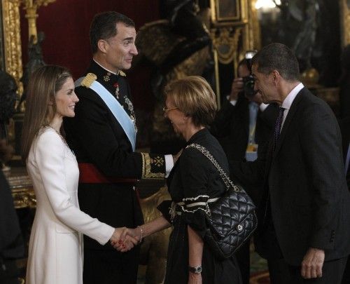 Los nuevos Reyes han saludado a diversas personalidades de España en el Palacio Real