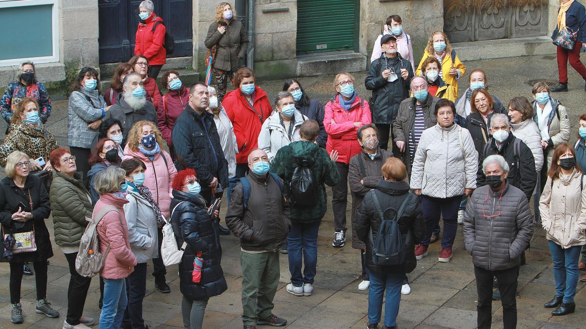 Un grupo de turistas atiende a la guía. // IÑAKI OSORIO