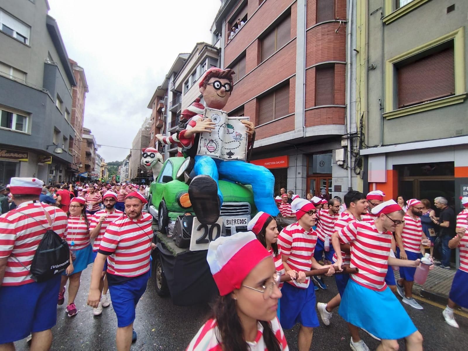 Así está siendo el Descenso Folklórico del Nalón, con 7.000 navegantes