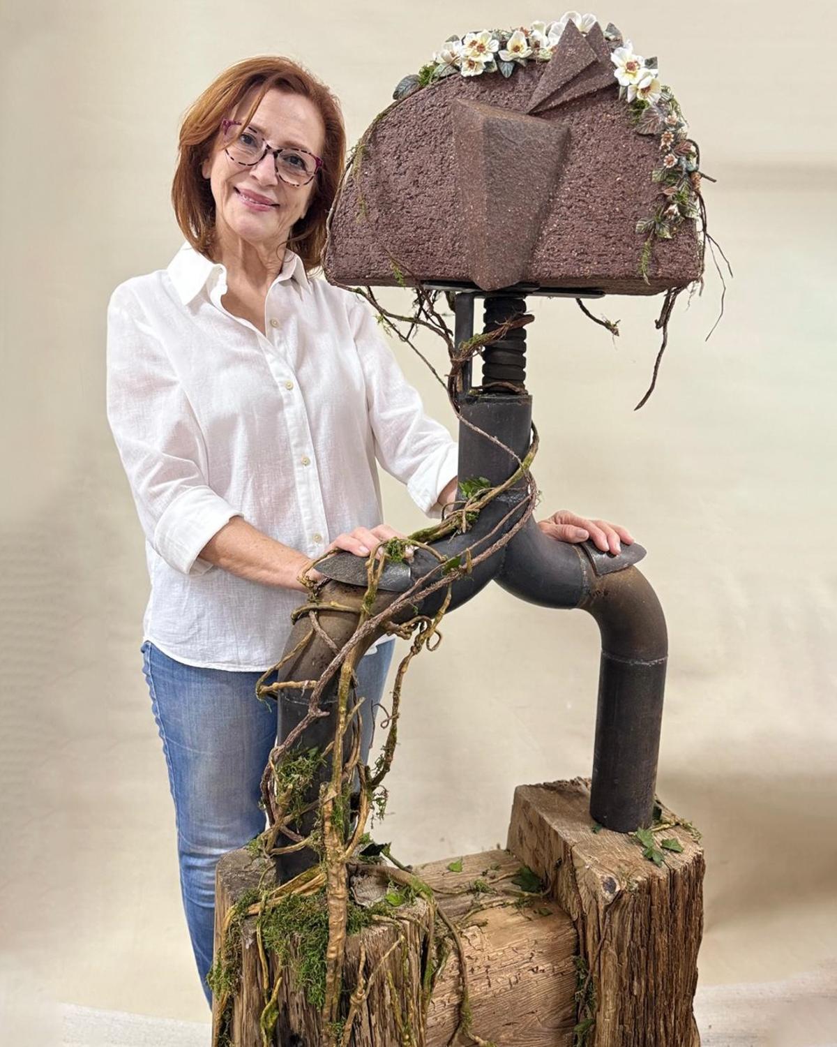 Maribel Martínez es escultora y ceramista con más de treinta años de trayectoria en el ámbito de la cerámica artística.