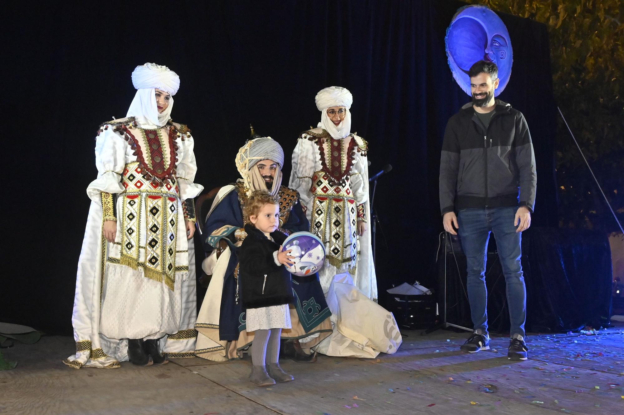 Los peques de Castelló entregan al Cartero Real las misivas con sus deseos. Encuentra tu foto.