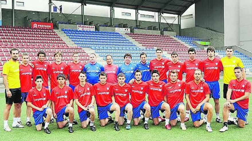 La plantilla del Langreo 2010-2011, ayer, en el Nuevo Ganzábal.