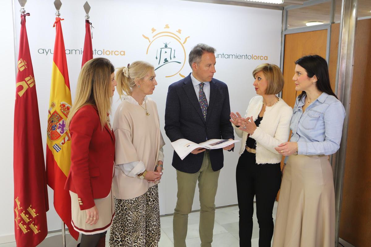 El alcalde y varias ediles comentan los daños registrados por el Ayuntamiento.