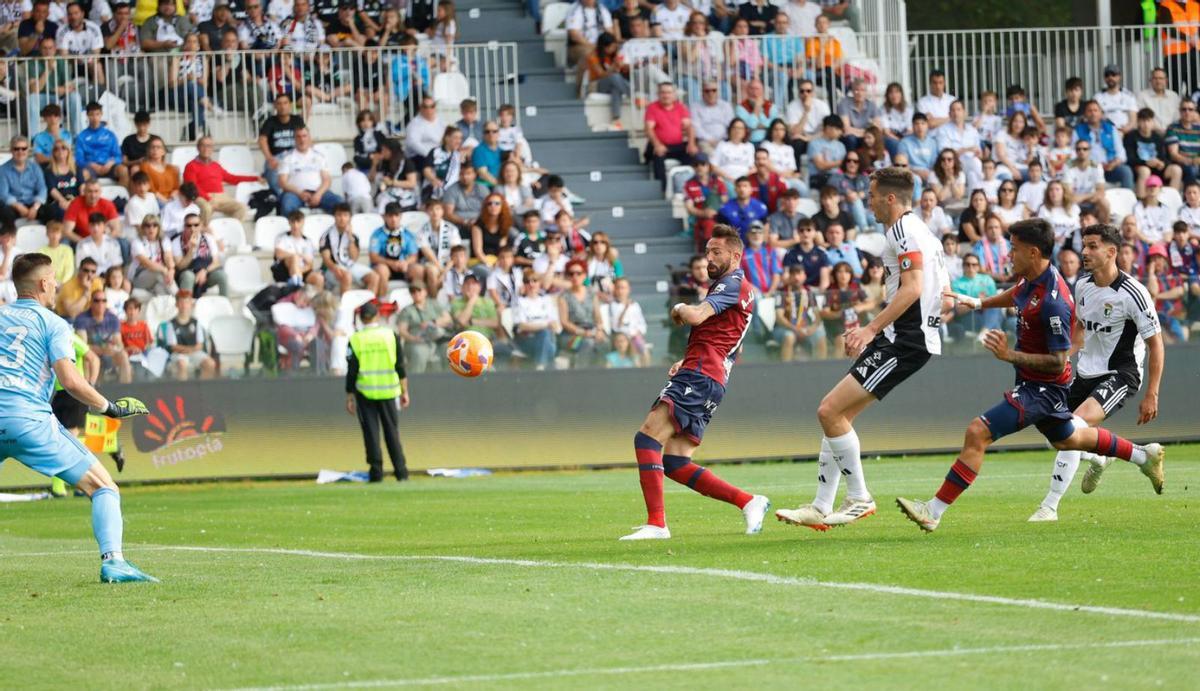 La afición levantinista celebrando con los jugadores granotas tras lograr el ascenso, ayer en Burgos. | F. CALABUIG
