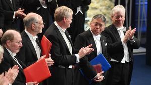 El Nobel de Literatura del 2017, Kazuo Ishiguro (el segundo por la derecha), flanqueado, de izquierda a derecha, por los galardonados en Medicina (Jeffrey Hall, Michael Rosbash y Michael Young) y Economía (Richard Thaler), en la ceremonia de entrega de los premios en Estocolmo.