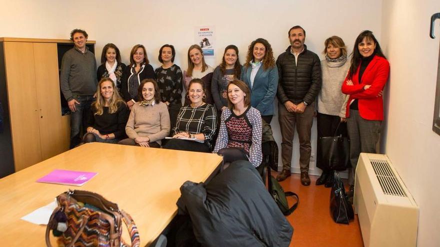 Sentadas, las juezas Reyes Rico, Asunción Velasco, Pilar M. Ceyanes y Elena González; de pie, los mediadores Óscar Pardo, Ángela Rodríguez, Charo García, Marina Fernández, Mayte Méndez, Ana Belén García, Lucía Iglesias, Juan Morcillo, Ana Cristina Alonso y Manuela Andrea Rodríguez.